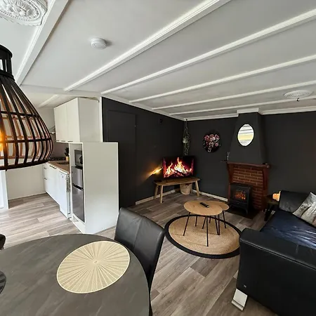 Romantic Veluwe With Private Hot Tub And Fully Fenced Garden شقة