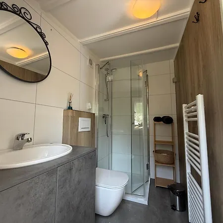 Romantic Veluwe With Private Hot Tub And Fully Fenced Garden شقة *