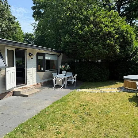 Romantic Veluwe With Private Hot Tub And Fully Fenced Garden فورتهاوزن