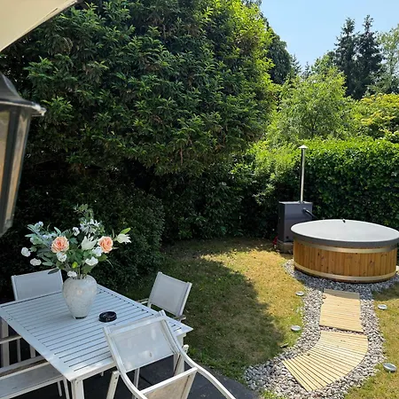 Romantic Veluwe With Private Hot Tub And Fully Fenced Garden شقة *